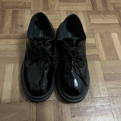 エナメルローファー