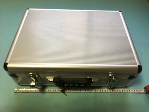 中古　アルミ製鞄