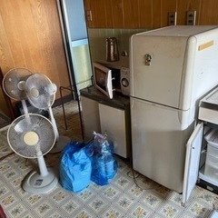 残った家電、冷蔵庫、扇風機、ストーブ、洗濯機、テレビ、電子レンジ