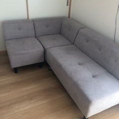 灰色の布ソファー