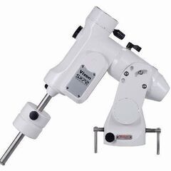 未使用・ほぼ新品のものです。１０３mmＳＤレンズとＳＸＰ２マウントの最強セットと言われている「ビクセンＳＸＰ-ＳＤ１０３Ｓ」です。本格天体観測用屈折望遠鏡と赤道儀及び天体自動導入システムＳＴＡＲＢＯＯＫ-ＴＥＮとで総合的な天体観測システムを構成しています。さらに、オプションの高倍率アイピース、駆動用高機能バッテリーなどほぼ全てが揃ったシステムセットです。１０３mmＳＤレンズを搭載した鏡筒と星図自動導入式の最新赤道儀ＳＸＰ２のセットによる本格天体観測用望遠鏡システムです。の画像