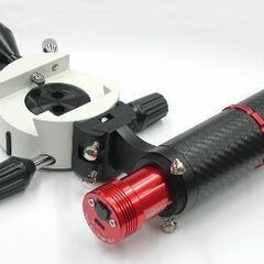 未使用・ほぼ新品のものです。１０３mmＳＤレンズとＳＸＰ２マウントの最強セットと言われている「ビクセンＳＸＰ-ＳＤ１０３Ｓ」です。本格天体観測用屈折望遠鏡と赤道儀及び天体自動導入システムＳＴＡＲＢＯＯＫ-ＴＥＮとで総合的な天体観測システムを構成しています。さらに、オプションの高倍率アイピース、駆動用高機能バッテリーなどほぼ全てが揃ったシステムセットです。１０３mmＳＤレンズを搭載した鏡筒と星図自動導入式の最新赤道儀ＳＸＰ２のセットによる本格天体観測用望遠鏡システムです。の画像