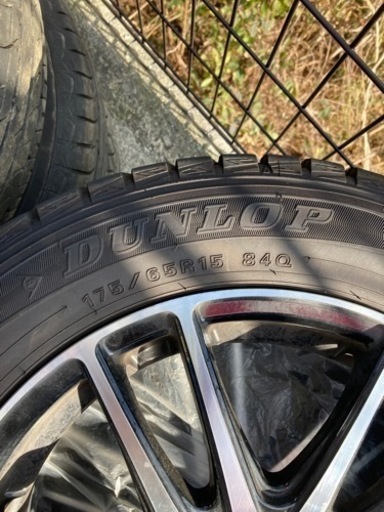 ホンダフィット　GE8　スタッドレスタイヤ４本セット　175/65Ｒ15ホイルサイズ５・５Jオフセット４３ピッチ１００ダンロップタイヤ