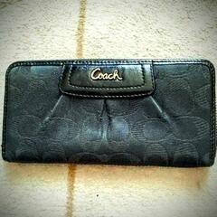 COACH　コーチ　ラウンドファスナー長財布です。
シックなブラ...