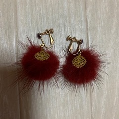 未使用 ハンドメイド ミンクファーイヤリング 赤 半球タイプ の画像
