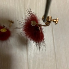 未使用 ハンドメイド ミンクファーイヤリング 赤 半球タイプ の画像