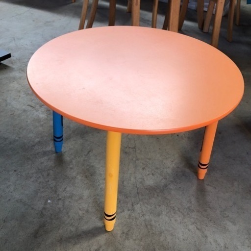 クレヨン　丸テーブル　直径60cm 高さ42cm