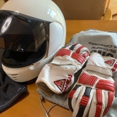 サイズ61-62ヘルメットとレーシンググローブ
