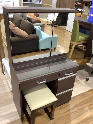 木製ドレッサー 2枚扉　入荷致しました！高さ約145cm 幅約80cm 奥行約50cm