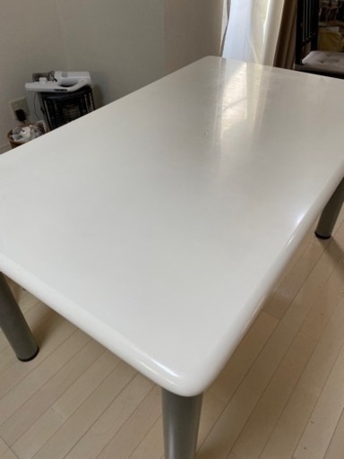 白いダイニングテーブル