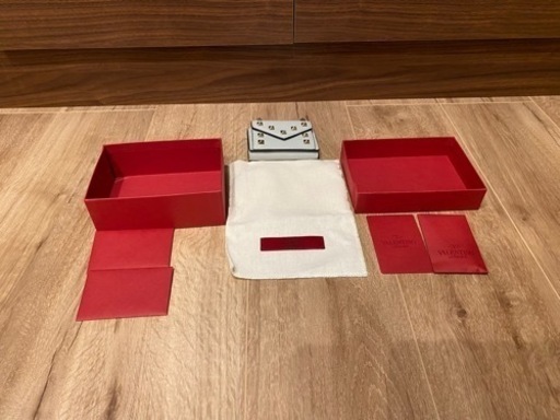 未使用品　VALENTINO ロックスタッズ 三つ折り財布