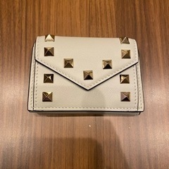未使用品　VALENTINO ロックスタッズ 三つ折り財布の画像