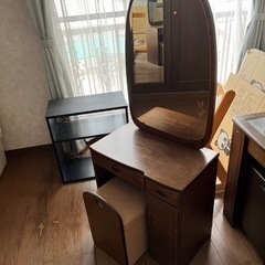 木製ドレッサーイス付きの画像
