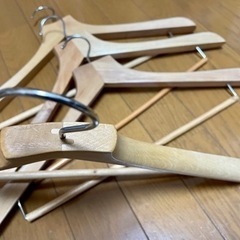 【無料】しっかりめ木製ハンガー4本の画像