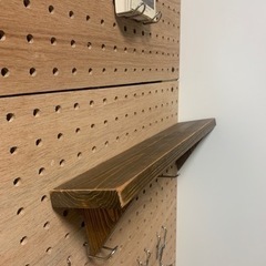壁にネジで取り付けられる棚です！の画像