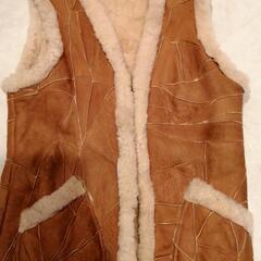 羊毛皮ベストです。前フック付きです。