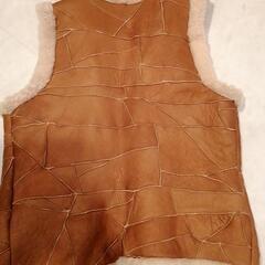 羊毛皮ベストです。前フック付きです。の画像