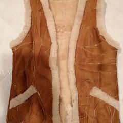 羊毛皮ベストです。前フック付きです。の画像