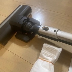 アイリスオーヤマ　極細軽量スティッククリーナー　IC-SLDCP6M コードレススティッククリーナー　使い捨てダストパック付き　IRIS OHYAMA コードレス掃除機　2WAY 充電式 自走式 パワーヘッド ほこり感知センサー 紙パック式掃除機の画像