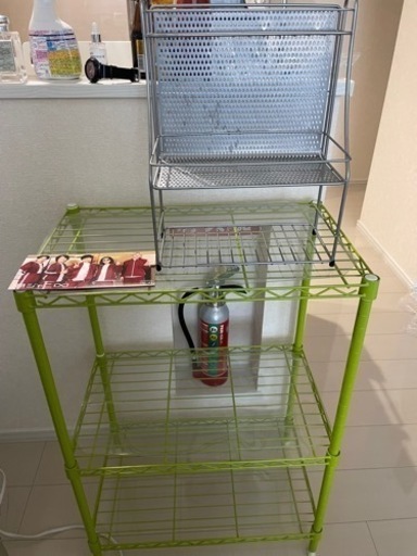 ラックと調味料棚