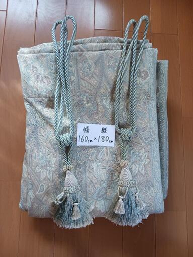 薄緑色のカーテン
