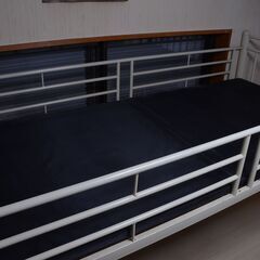 丈夫なスチール2段ベッド下はテーブル椅子付き外寸234×90×183cmの画像