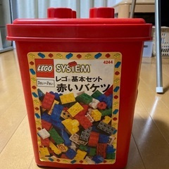 赤いバケツ