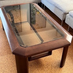 ガラストップのローテーブルの画像