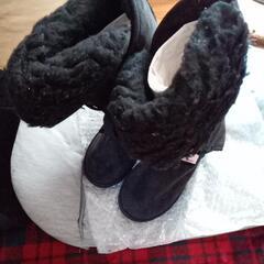黒いボア付きブーツの画像