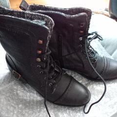 紐付きブーツ