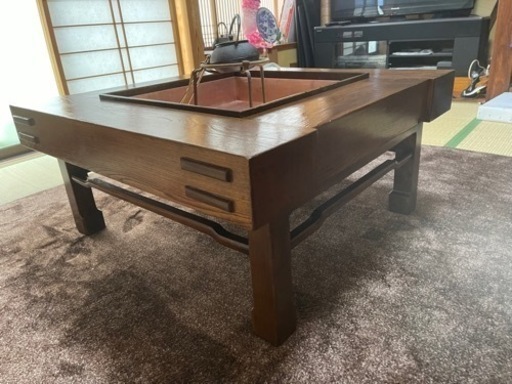 囲炉裏とテーブル　欅無垢