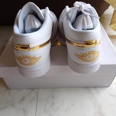 NIKE ナイキウィメンズ エアジョーダン 1 ロー WMNS AIR JORDAN 1 LOW SE
白金の画像