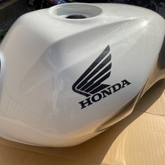 CB400Revo nc42 ガソリンタンク パールサンビームホワイトの画像