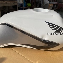 CB400Revo nc42 ガソリンタンク パールサンビームホワイトの画像
