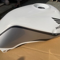 CB400Revo nc42 ガソリンタンク パールサンビームホワイトの画像
