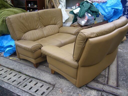 再値下げカリモク本革ソファー2台チターノ