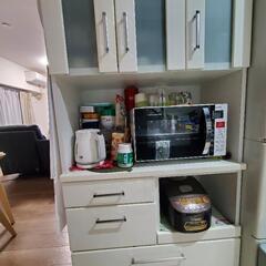 キッチンボード　食器棚の画像