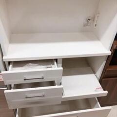 キッチンボード　食器棚の画像