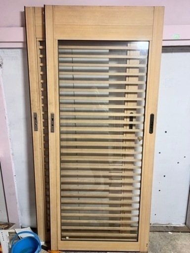 引き戸　室外用、店舗用引き戸　アルミ、ガラス製。40kgごろです。