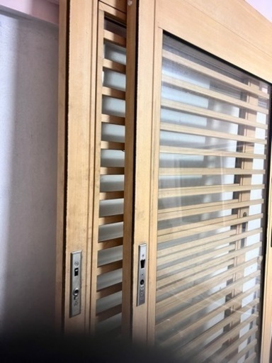 引き戸　室外用、店舗用引き戸　アルミ、ガラス製。40kgごろです。