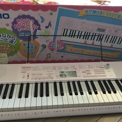 カシオ　キーボード　(ピンク)