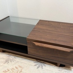 ガラス天板のローテーブル