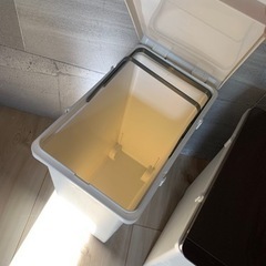 【取引終了】プラスチックゴミ箱　30Lほど　茶色　1個　引き取り優先(1/7までの画像