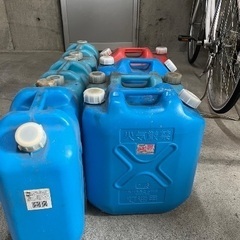 灯油用ポリタンク7つまとめて。