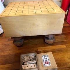 高級将棋盤と将棋駒の画像