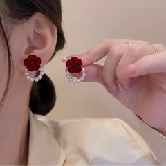 ヴィンテージの赤いバラの花ピアスの画像