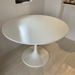 IKEAのダイニングテーブル