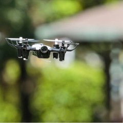 小型ドローン　カメラ付き　スマホで操作可能