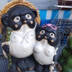 ペアタヌキの置物の画像