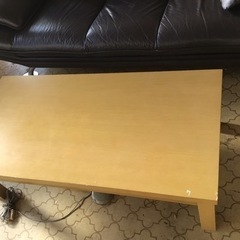 オフィスのソファとテーブルの画像